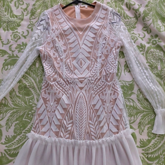 Ivory and nude dress - Picture 1 of 4